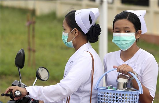 [포토]'신종플루 공포' 미얀마…더위에도 마스크