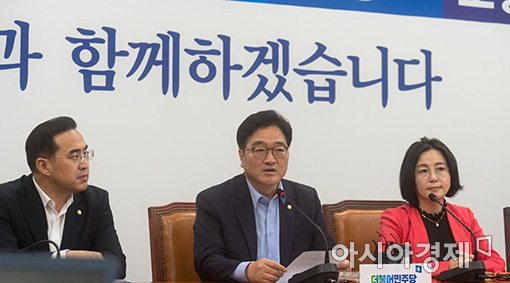 [포토]기자회견 갖는 우원식 원내대표