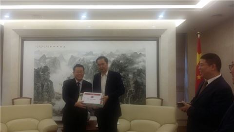 권기식 한중도시우호협회장(왼쪽)이 25일 주한중국대사관 접견실에서 진양광 부대사(오른쪽)와 만나 한중관계 등에 대해 대담하고 협회 자료를 전달했다.