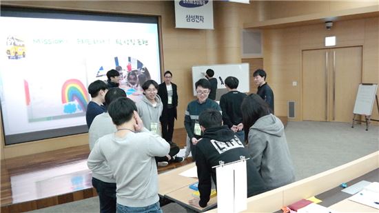 2017년 3월 6일 수원에 위치한 상생협력 아카데미 교육센터에서 삼성전자 협력사 신입사원들이 입문교육 첫날 자신이 소속된 팀의 팀원들과 모여 팀명을 상의하고 팀 상징을 정하면서 소통하고 있다.