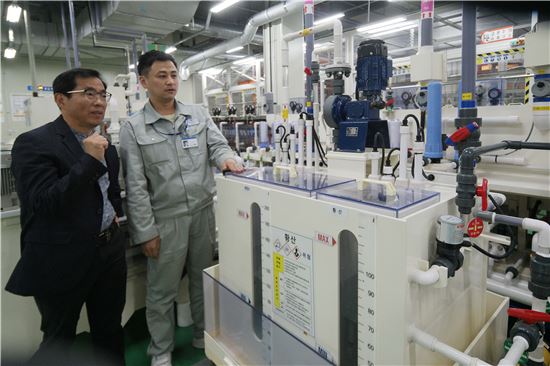 안산에 위치한 휴대폰용 PCB를 생산하는 삼성전자 협력사인 '대덕GDS'에서 삼성전자 컨설팅센터 멘토가 대덕GDS 임직원에게 현장에서 숙지해야할 안전에 대해 교육하고 있다.