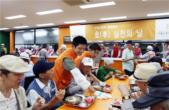 한화케미칼 신입사원 "어르신들 삼계탕 드세요"  