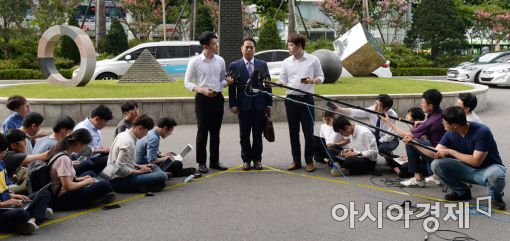 [포토]취재진 앞에 선 이용주 의원