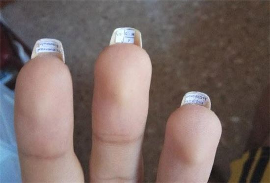 손톱 밑 ‘커닝 페이퍼’ 숨겨 시험 친 美 학생