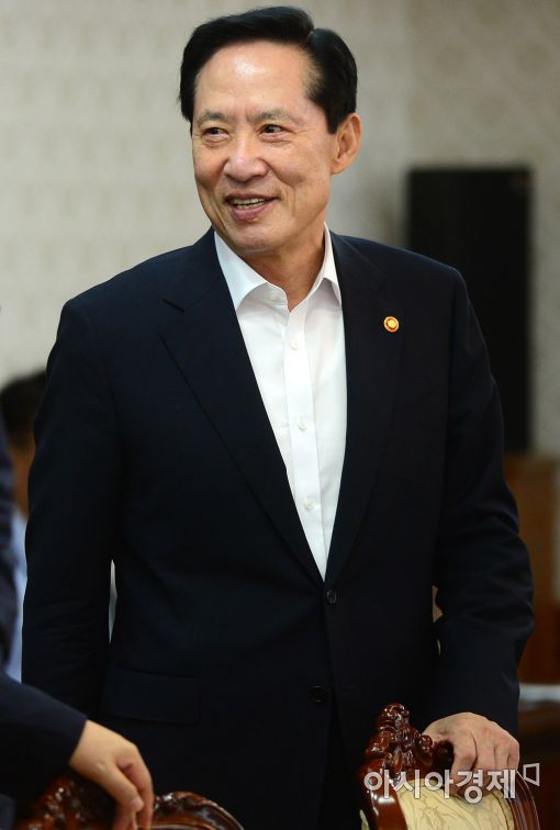 [포토]미소 보이는 송영무 국방부 장관