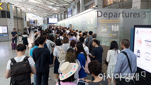 지난 7월 인천국제공항 출국장에 이용객들이 몰려있다. 