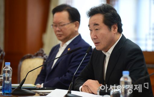 [포토]국정현안점검조정회의 주재하는 이낙연 총리
