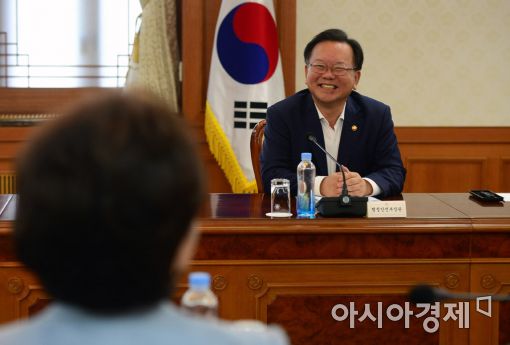 [포토]김현미 장관 맞이하는 김부겸 장관의 미소