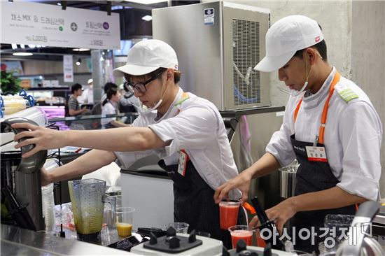 롯데마트 서초점 쥬스 스테이션. 과일을 구매하면 착즙을 통해 쥬스를 만들어준다. 