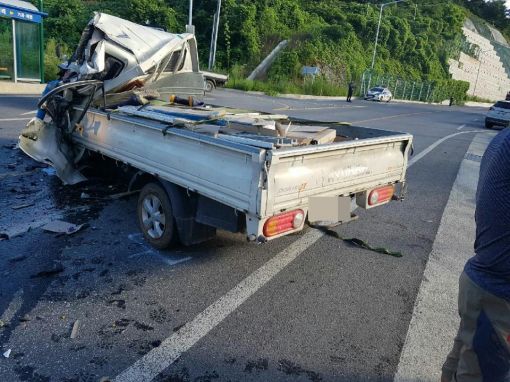 단양 삼봉터널서 마주 오던 화물차끼리 충돌…2명 사망ㆍ1명 중상