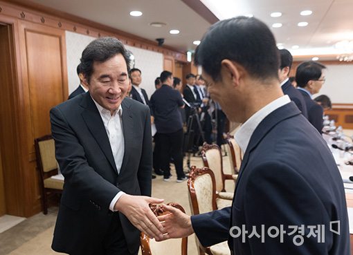 [포토]문영기 대테러센터장과 인사하는 이낙연 총리