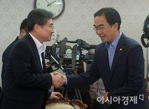 [포토]조현 외교부 차관과 인사 나누는 조명균 장관