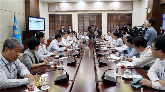 文 대통령 "국민들께 초당적 협력이라는 추석 선물 드리면 좋겠다"