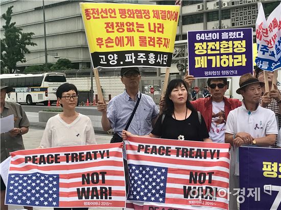 27일 시민단체 회원들이 서울 중구 미국 대사관 앞에서 평화협정 체결을 촉구하는 시위를 열고 있다. (사진= 정준영 기자)