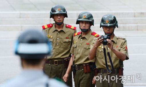 [포토]남측 주시하는 북한군