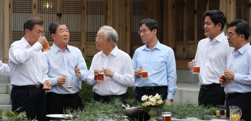 [文-재계 만남 첫날]160분간 격의 없이 대화…예상보다 두배 길어져