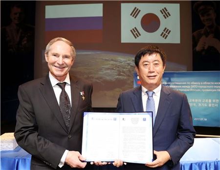 정찬민 용인시장 '푸짐한 선물보따리' 안고 귀국