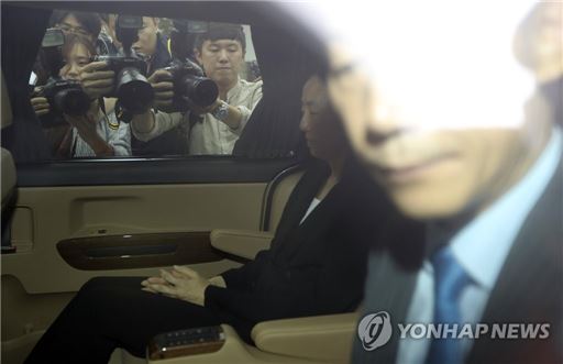'조윤선 석방' 황병헌 부장판사에 비난 폭주