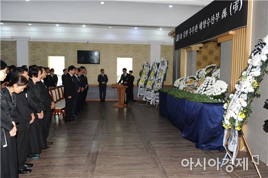 김영춘 해양수산부 장관은 28일 전남 목포에서 열린 고(故) 김원 남해어업관리단 주무관 영결식에 참석했다.
