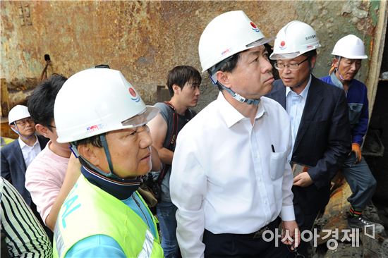 김영춘 해양수산부 장관은 28일 전남 목포신항 세월호 수색현장을 방문해 선체를 살펴보고 있다.
