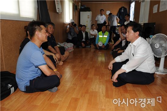 김영춘 해양수산부 장관은 28일 전남 목포신항 세월호 수색현장을 방문해 세월호 유가족들과 면담을 하고 있다.