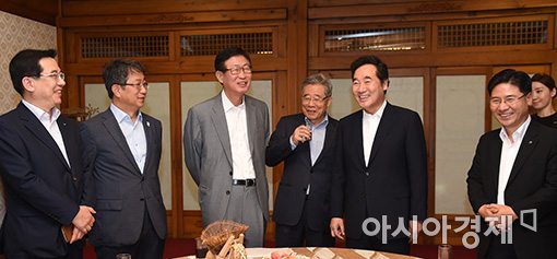 [포토]평창 동계올림픽 관계 기관장 만나는 이낙연 총리