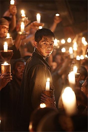 영화 '군함도'가 촛불 집회를 연상시키는 장면으로 논란이 되고 있다./사진=CJ엔터테인먼트