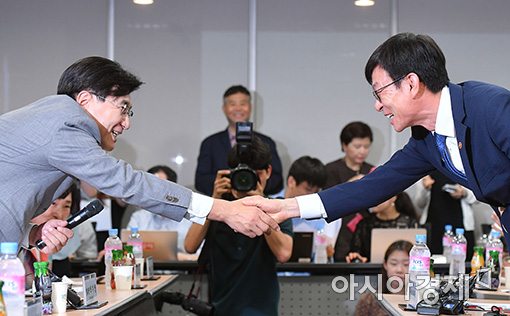 [포토]프랜차이즈협회장과 인사하는 김상조 공정위원장