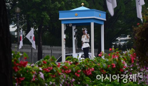 개방한 청와대, 앞길 검문 '오락가락'