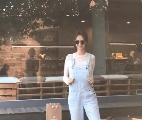 지소연, ‘다리 좀 떨던 언니’?…볼륨감 넘치는 몸매까지 ‘눈길’