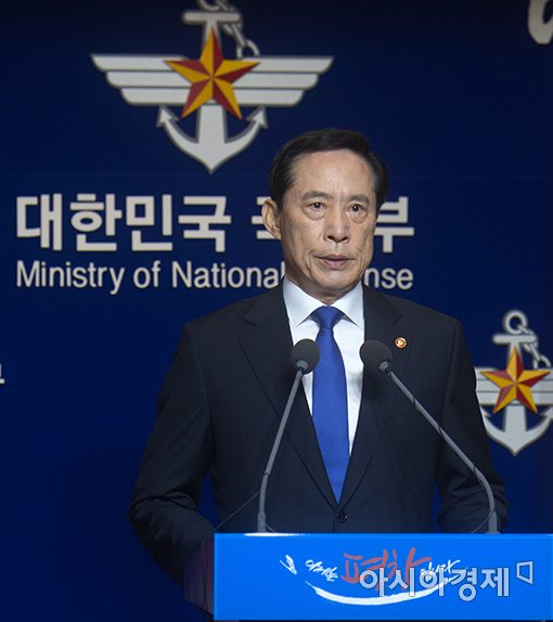 [포토]송영무 국방장관, '北미사일 도발' 긴급 입장발표