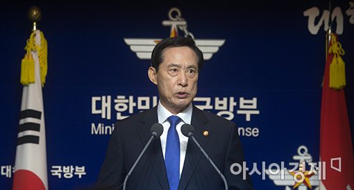 [포토]송영무 국방장관, '北미사일 도발' 긴급 입장발표