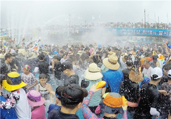 장흥물축제,살수대첩 1만명 ‘대박’ ~물축제 열기 고조