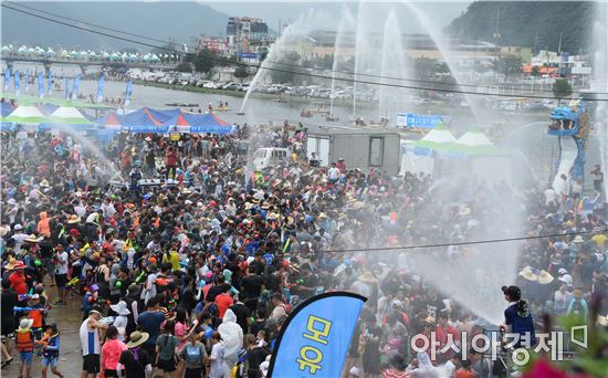 장흥물축제,살수대첩 1만명 ‘대박’ ~물축제 열기 고조
