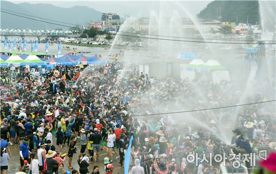 장흥물축제,지상최대물싸움  관광객 "인산인해"