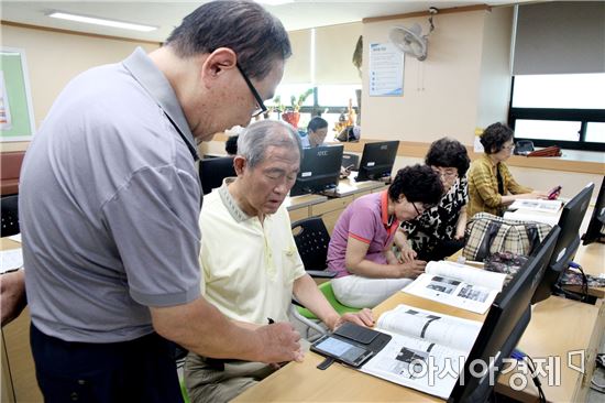 [포토]광주 동구 정보화교실, 휴대폰 활용능력 향상