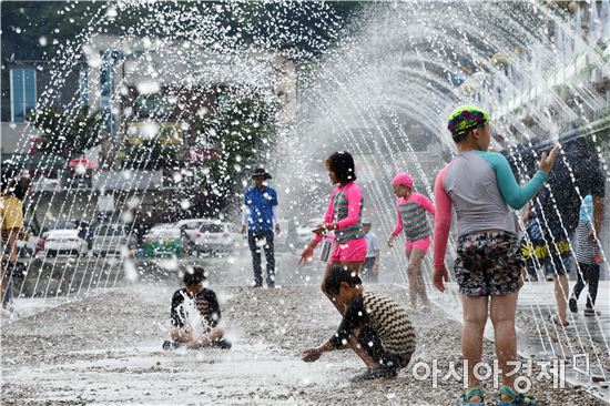 [포토]장흥물축제장 시원한 분수대 피서객 인기