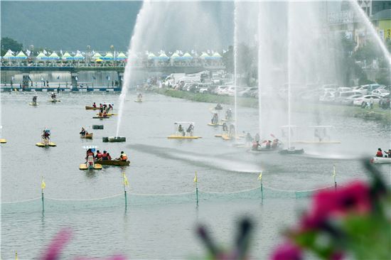 [포토]장흥물축제장,수상자전거 인기