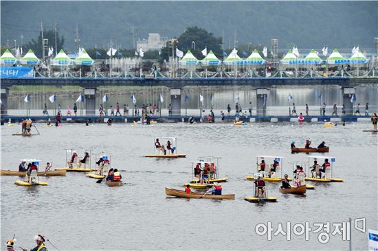 [포토]장흥물축제장,수상자전거 인기