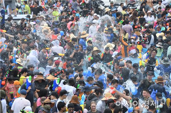 [포토]장흥물축제,지상최대물싸움 "물반 사람반"