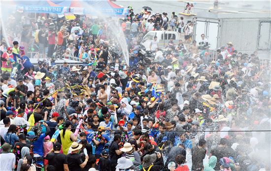 [포토]장흥물축제,지상최대물싸움 "물반 사람반"