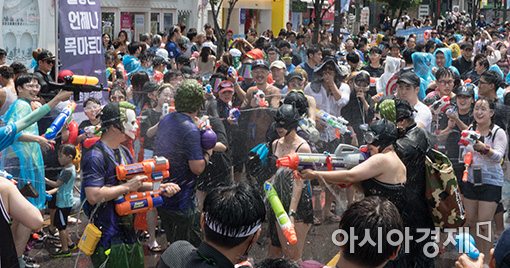 [포토]신촌을 지키기 위한 치열한 물총싸움