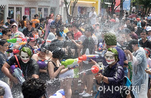 물총축제에 뜬 경찰…곳곳 '매의 눈' 번뜩