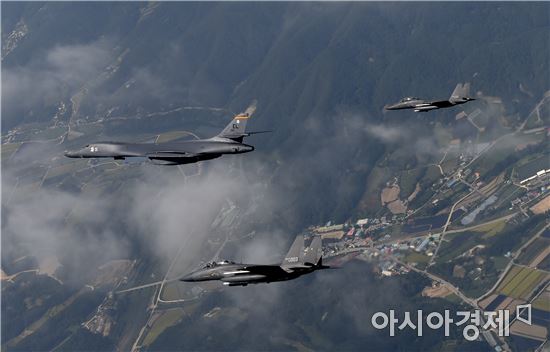 美 B-1B 2대 한반도서 무력시위 비행…"F-15K와 연합 항공차단 작전 실시"