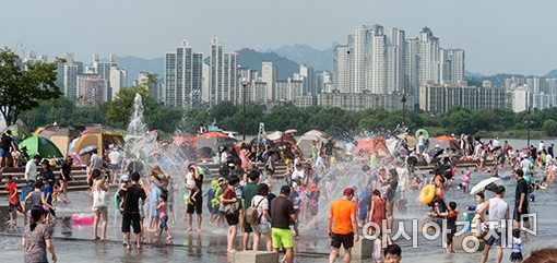 [포토]'도심 물놀이장은 사람 반, 물 반'
