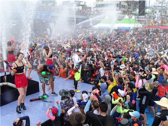 [포토]장흥물축제 지상최대물싸움 인파 북적