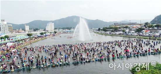 [포토]고기도 잡고 더위도 식히고 ~장흥물축제 인기