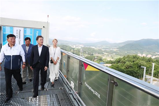 文 대통령, 휴가 첫 일정으로 평창 방문…올림픽 시설물 점검