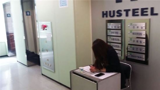 휴스틸 화장실 앞에서 근무하고 있는 휴스틸 직원/사진=SBS 뉴스 캡처