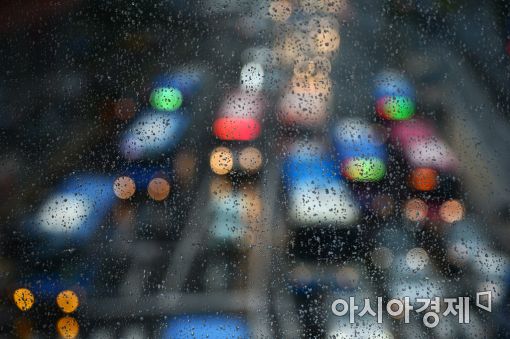 [포토]빗속 전조등 운행